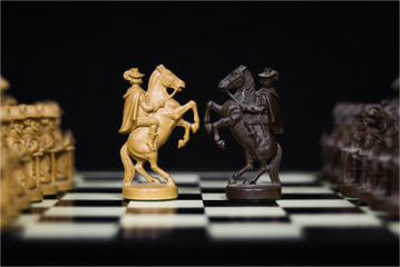 Schachfiguren bzw. Springer in der Gegenüberstellung 