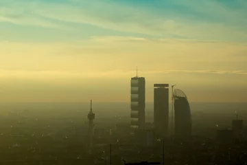 Zelfklevend Fotobehang Milaan Milaan landschap met smog, luchtfoto van de stad met vervuilde lucht.