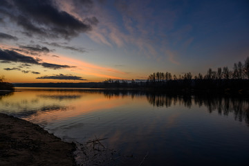 Obraz premium Dramatic sky by the lake minutes until sunrise