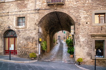 Fototapeta na wymiar Arc and stone staircase in the street of Spoleto town