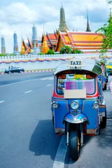 Foto op Plexiglas Azië lokale reizen in stadsactiviteit met lokale taxi (tuk tuk) parkeren voor wachttoerisme op straat van bangkok Thailand met grandpalace landmark achtergrond © tickcharoen04