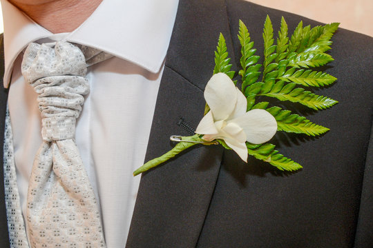 Prendido o boutonniere de novio colocado en la solapa del traje