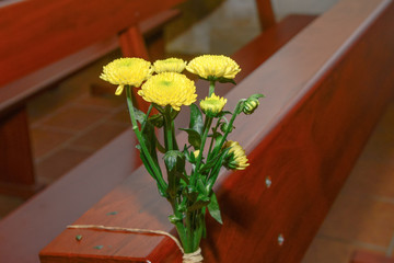 Adorno de flores tansy de color amarillo con fondo de madera