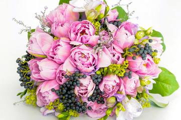 Bonitas peonías y rosas de color morado con arándanos