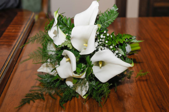 Bonito ramo de flores de alcatraz blanco