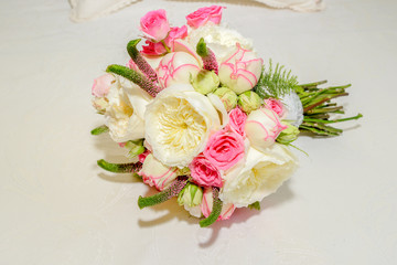 Romántico ramo de rosas y peonías de color rosa y blanco