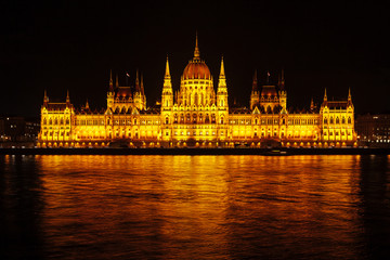 Fototapeta premium Night view of the Hungarian Parliament building in Budapest. Beautiful lighting and reflection in the Danube river.