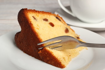 Cake with raisins