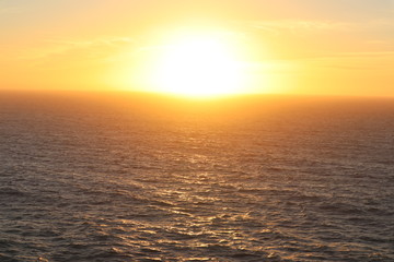 Obraz premium Põr do sol no mar. Sol parece tocar no mar. Sol parece uma bola gigante de fogo.