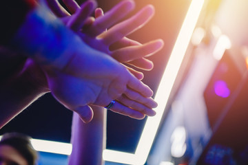 Obraz premium Team unity, athletes folded their hands on each other before cyber match