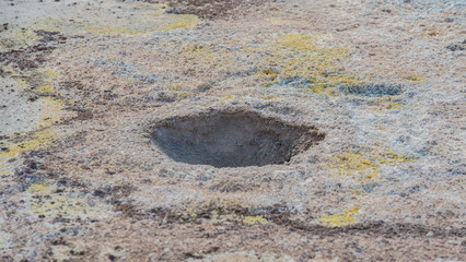 Schwefelfumarolen mit Schwefelkristallen auf dem Stefanos-Krater Nisyros Griechenland © ShDrohnenFly