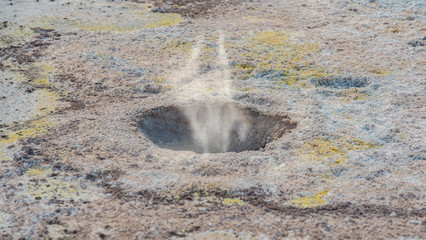 Schwefelfumarolen mit Schwefelkristallen auf dem Stefanos-Krater Nisyros Griechenland © ShDrohnenFly