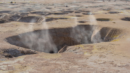 Schwefelfumarolen mit Schwefelkristallen auf dem Stefanos-Krater Nisyros Griechenland © ShDrohnenFly