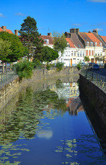 Fototapeta na wymiar Häuserzeile mit Spiegelung im Kanal in Bergues in Frankreich / Bergues in France