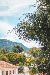 Vista do paredão rochoso que cerca cidade de Tiradentes em Minas Gerais