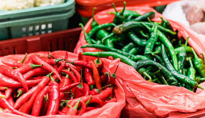 Cajas de guindillas verdes y rojos