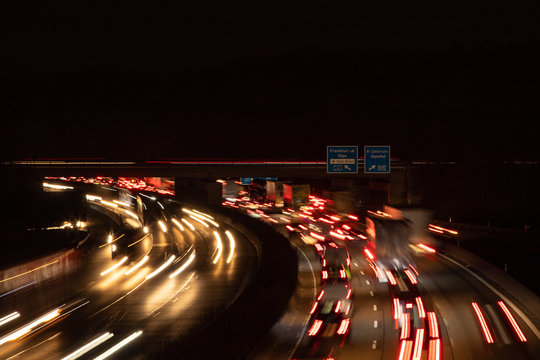 Auto Lichtspuren. Lichter auf der Autobahn. Spuren von Autos. Abstraktes  Licht, Lichtschweife. Autbahn bei Sonnenuntergang und viel Verkehr.  Autobahn bei Nacht. Photos