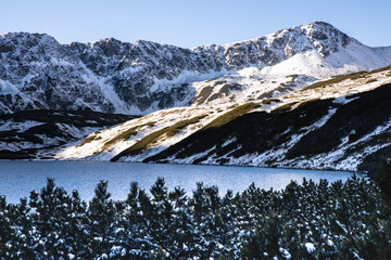 Późna jesień w górach. Szczyty gór pokryte śniegiem. Jezioro górskie. Widok na jezioro w...