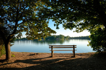 Fototapeta na wymiar Bench by the lake