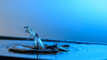 Goccia d'acqua che si scontra con altra goccia