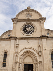 Fachada de la Catedral de Santiago de estilo gótico y renacentista en Sibenik, Croacia, verano de 2019