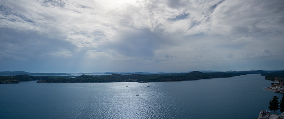 Vistas panorámicas del paisaje marítimo de Sibenik desde la fortaleza de San Miguel en Croacia, verano de 2019