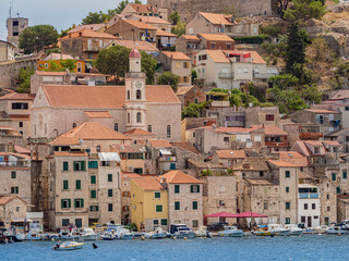 Paisaje urbano con fachadas antiguas de los edificios de la ciudad de Sibenik, Croacia, verano de 2019