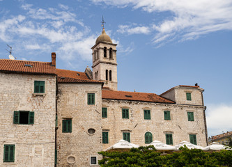 Fototapeta na wymiar Paisaje urbano con fachadas antiguas de los edificios de la ciudad de Sibenik, Croacia, verano de 2019