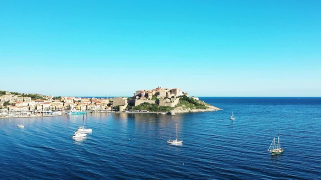 La citadelle de Calvi et la mer Méditerranée lors d'une belle journée ensoleillée en Corse, en France