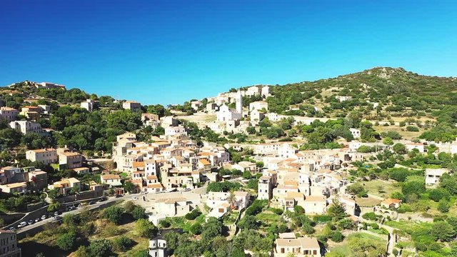 Le village de Corbara lors d'une belle journ&eacute;e ensoleill&eacute;e en Corse, en France