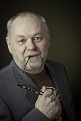 Älterer Mann mit Bart und Brille