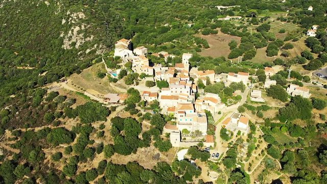 Le village de Pigna lors d'une belle journ&eacute;e ensoleill&eacute;e en Corse, en France