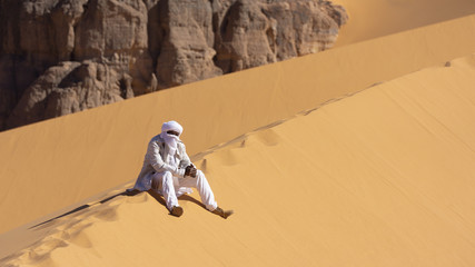Tuareg in Sahara desert - obrazy, fototapety, plakaty