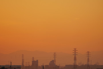 夕焼けの都市の空