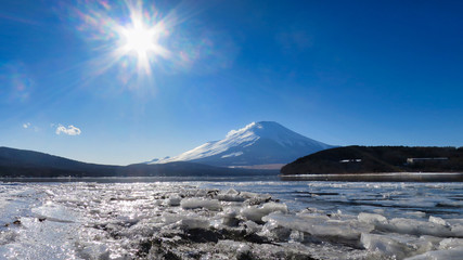 富士山　山中湖　氷　凍結　雪山　湖　氷