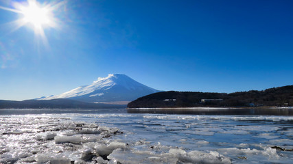 富士山　山中湖　氷　凍結　雪山　湖　氷