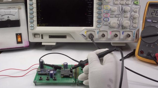 Measuring electrical signals with an oscilloscope in the laboratory