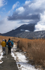 Fototapeta premium 阿蘇山の風景。活火山。日本、熊本、阿蘇くじゅう国立公園。