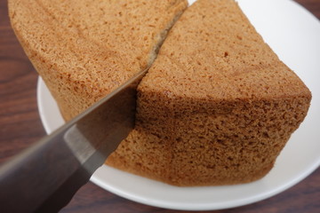 パン切包丁でシフォンケーキを切る