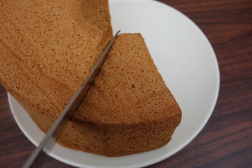 パン切包丁でシフォンケーキを切る
