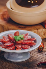During Chinese New Year or festivals, pork is marinated, dried, made into sausage, and then sliced and placed on a plate. This cuisine is unique to the region