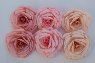 折り紙で作ったバラの花