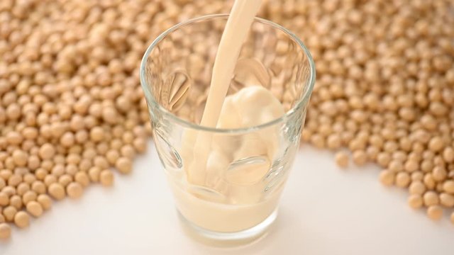 豆乳を注ぎ入れる