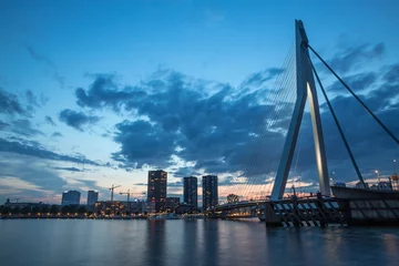 Papier Peint photo Pont Érasme Stadtpanorama von Rotterdamm am Abend