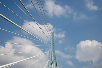 Brücke in Rotterdamm unter blauem Himmel