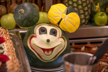 Verzierte Melone als Tischdekoration