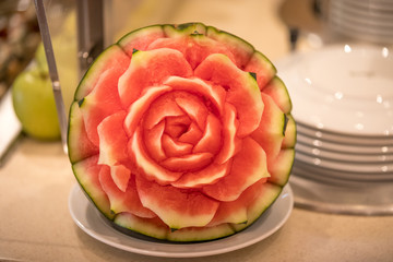 Verzierte Melone als Tischdekoration