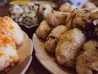 食欲そそるたくさんのおにぎり