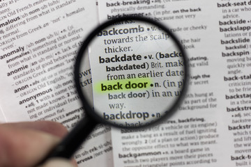 Obraz premium The word or phrase back door in a dictionary.