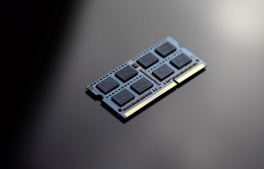 computer platine silber mit acht schwarz grauen Arbeitsspeichermodulen 